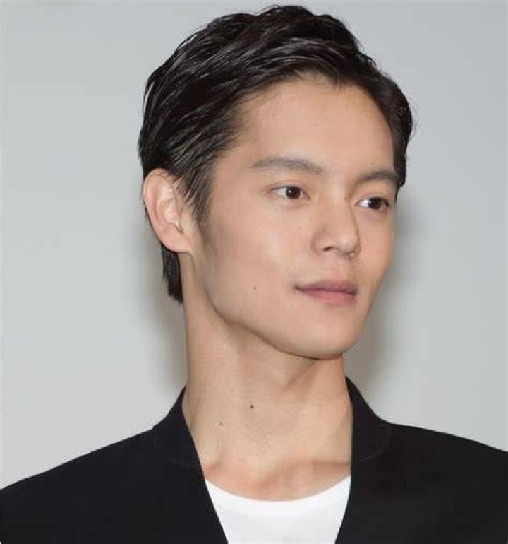 おでこ広い男性アーティスト芸能人